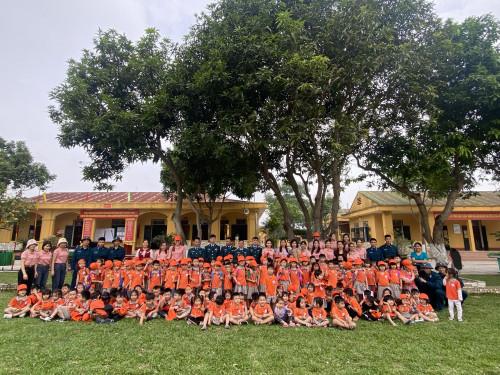 Các bé tham quan trải nghiệm Doanh trại Bộ đội C26